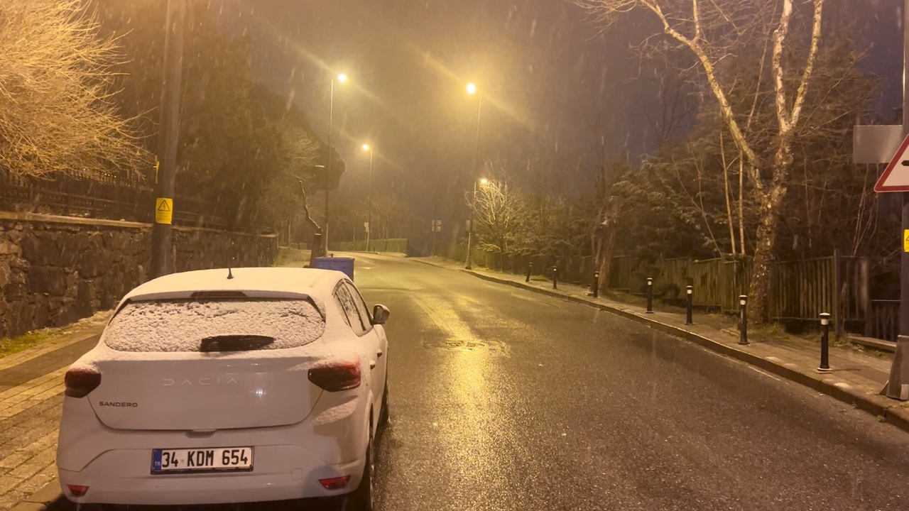 İstanbul'u Beyaza Bürüyen Kar Yağışı Etkisini Sürdürüyor