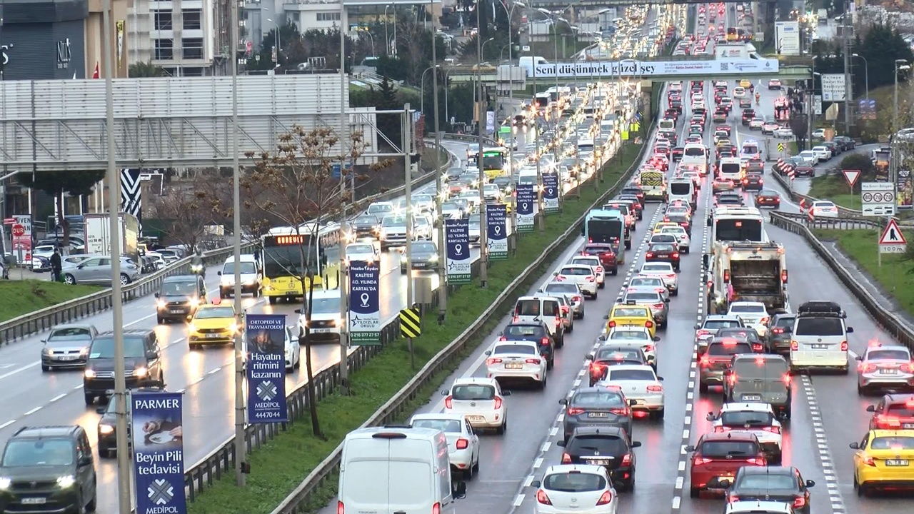 İstanbul'da Trafik Yoğunluğu Artıyor