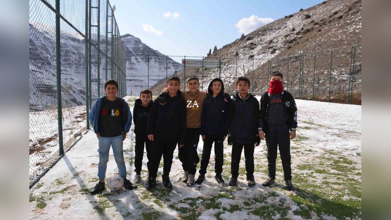 Şırnak'ta Çocukların Futbol Tutkusu Karlı Yolları Aşarak Devam Ediyor