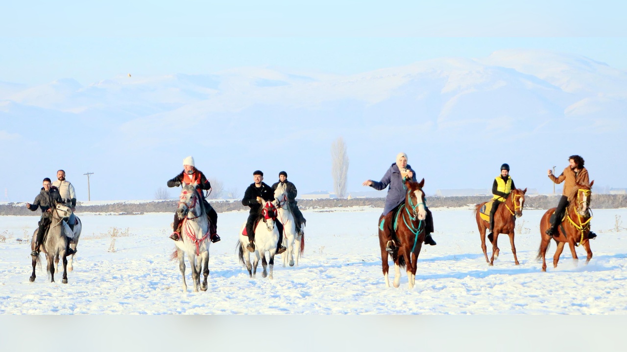 Atlılar Karlı Ovada Yem Bıraktı