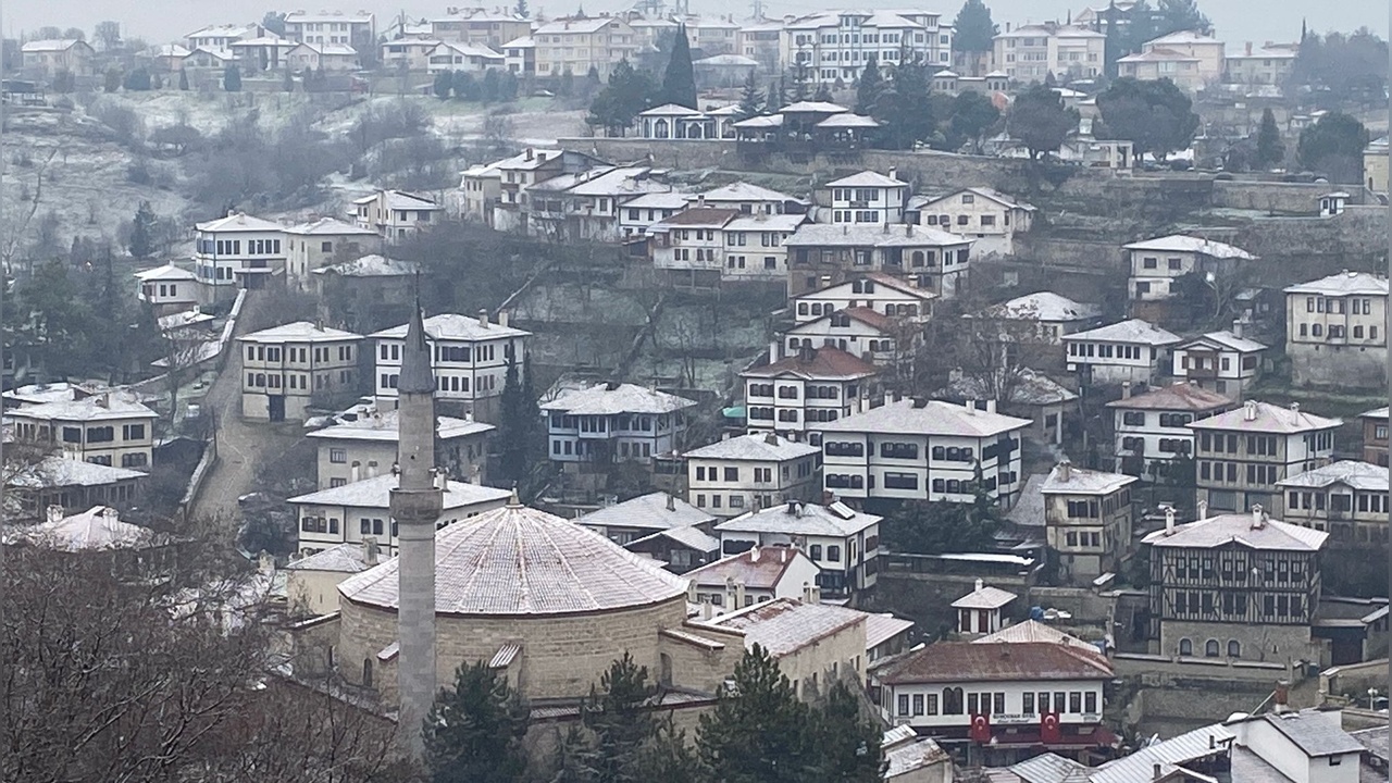 Safranbolu'daki Tarihi Konaklar Karla Kaplandı