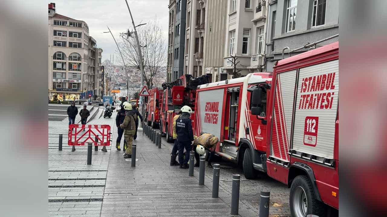 Beyoğlu'nda Vergi Dairesi Yangını Kontrol Altına Alındı