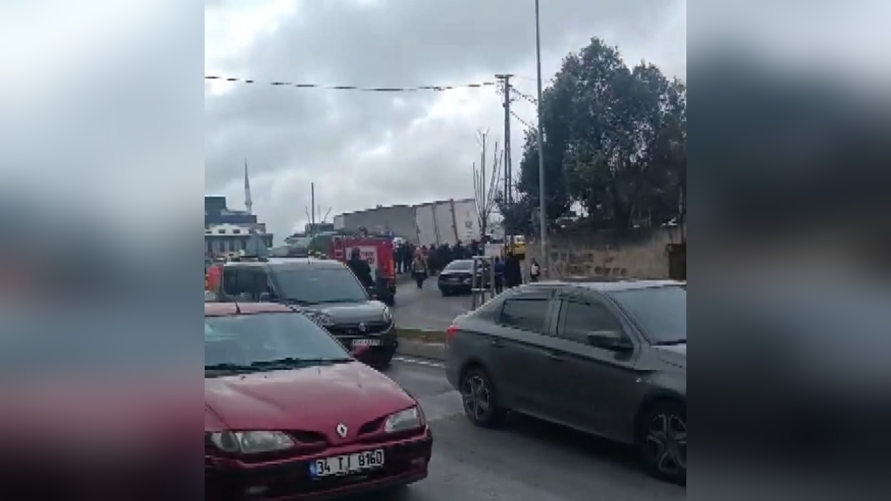 Arnavutköy'de Kamyonet Kazası: Motokurye Hayatını Kaybetti