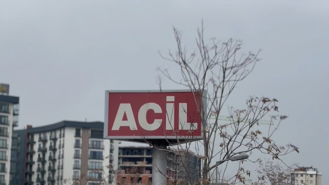 Pendik'te Motokuryenin Korkunç Kazası: Otomobil ve Çekici Arasında Sıkıştı