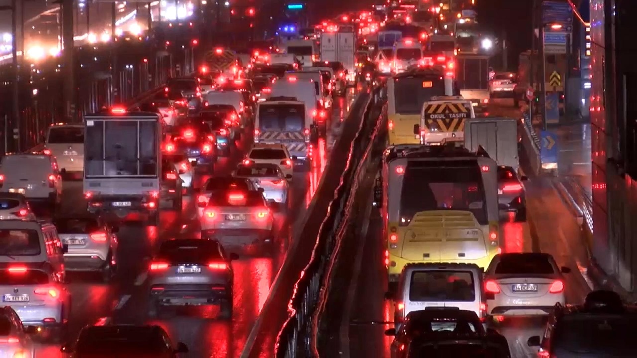 İstanbul'da Trafik Yoğunluğu Yüzde 80 Seviyesine Ulaştı