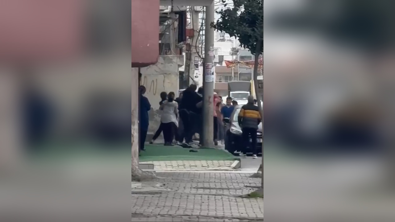 Mersin'de Taşlı Sopalı Kavga Sokak Ortasında Gerçekleşti