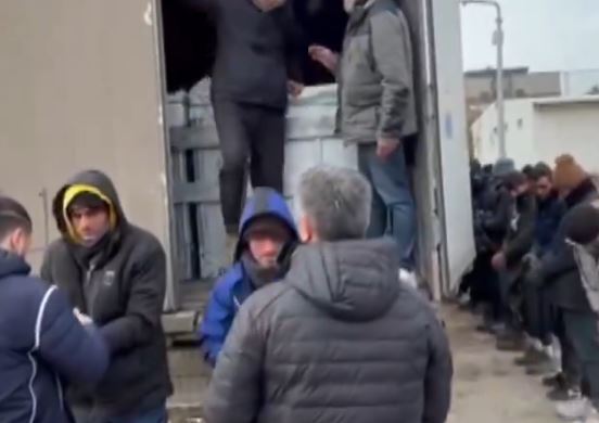 Yüklü TIR'ın dorsesinden kaçak Afganlar fışkırdı