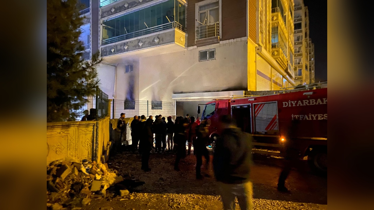 Diyarbakır'daki Marangoz Atölyesinde Yangın Çıktı, 4 Kişi Dumandan Etkilendi