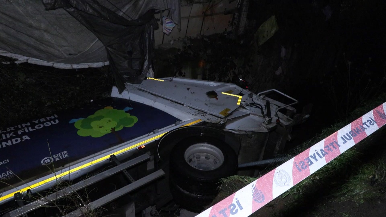 Üsküdar'da Çöp Kamyonu Dereye Devrildi, Bir Kişi Yaralandı