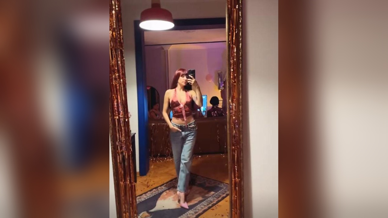 Zeynep Bastık, Arkadaşının Doğum Gününde Peruklu Görüntüsüyle Dikkat Çekti
