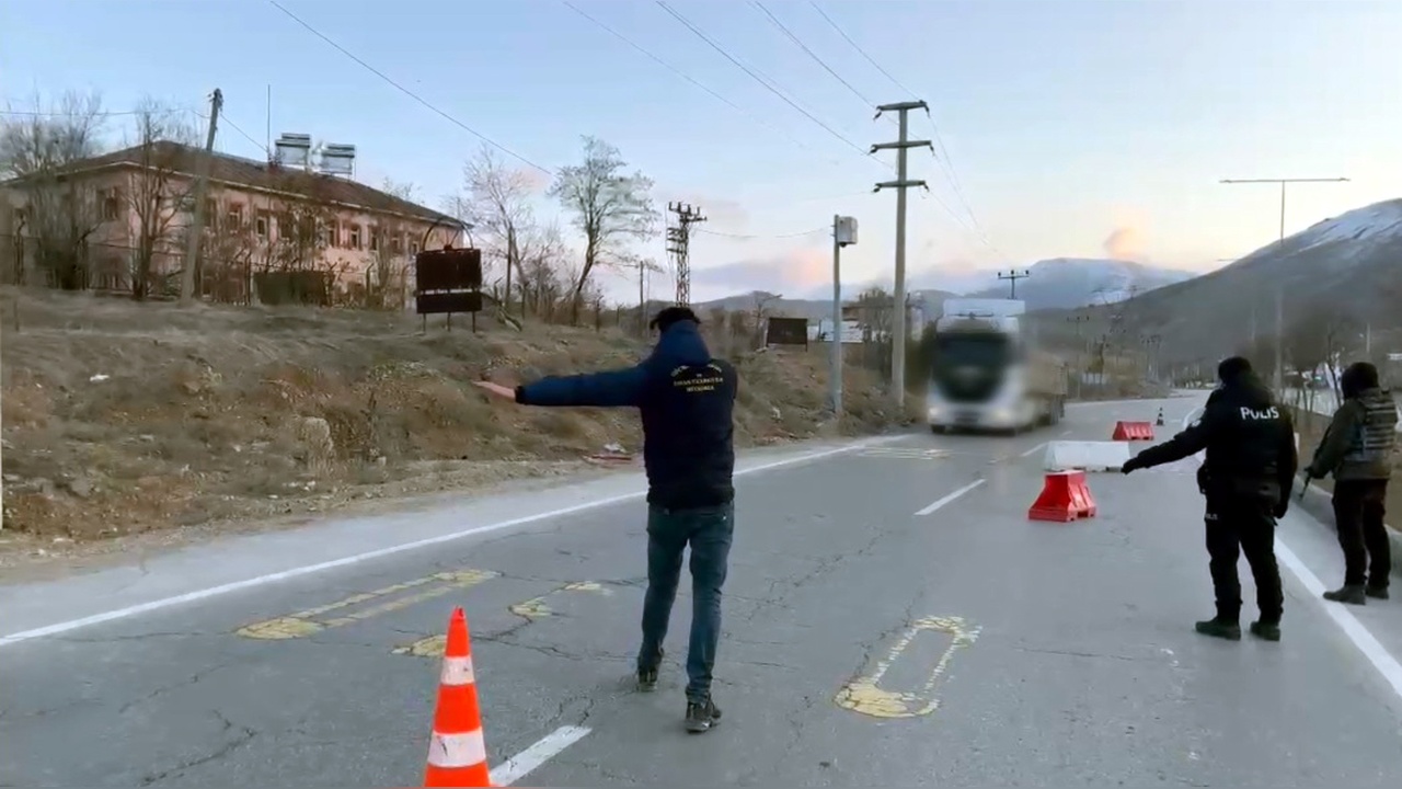 Briket Yüklü TIR'da 31 Kaçak Göçmen Ele Geçirildi