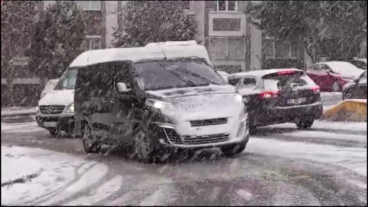 İstanbul'da Kar Yağışı Sürücülere Zor Anlar Yaşattı