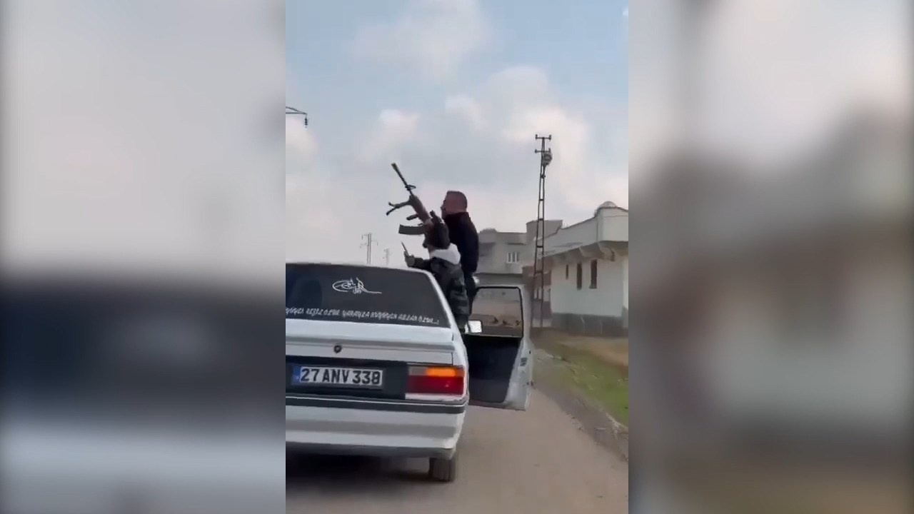 Düğün Konvoyunda Havaya Ateş Açan Genç, Otomobilden Düşerek Yaralandı