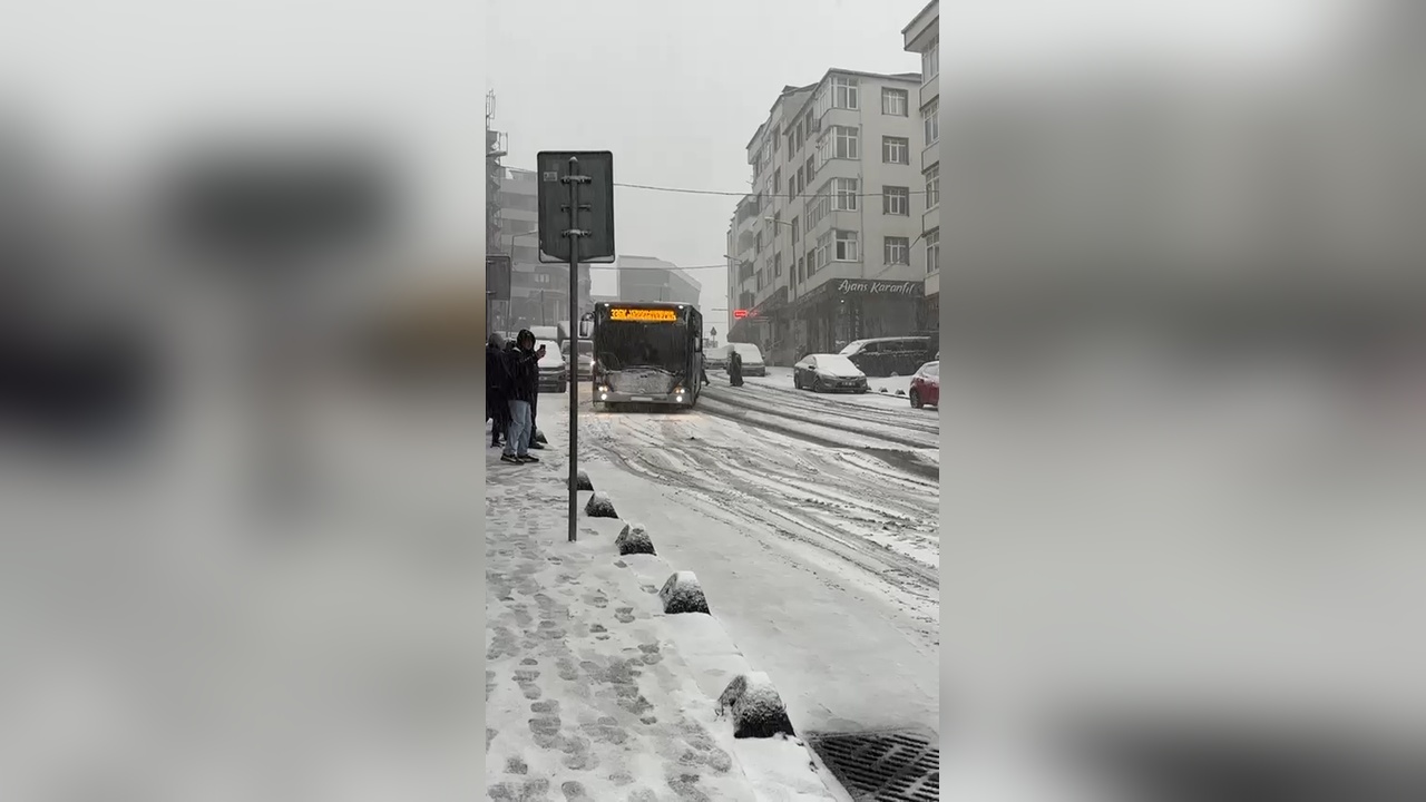 Arnavutköy'de İETT Otobüsü Yolda Kaydı
