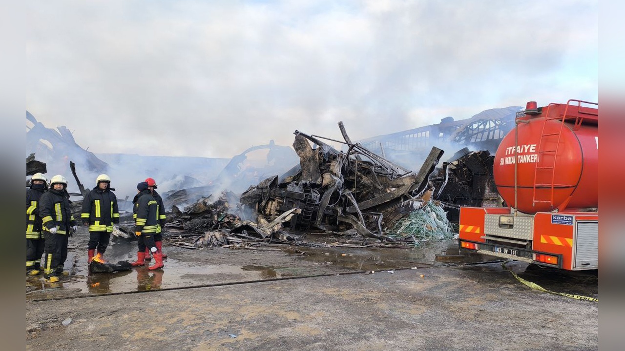Afyon'daki Orman Ürünleri Fabrikasında Yangınla Mücadele Devam Ediyor