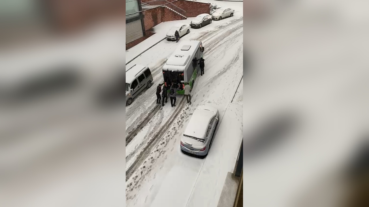 Başakşehir'de İETT Otobüsü Yolda Kayarak Kaza Yaptı