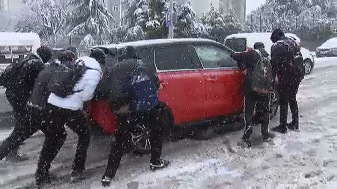 Başakşehir'de Öğrenciler Yolda Kalan Araçlara Yardım Eli Uzattı