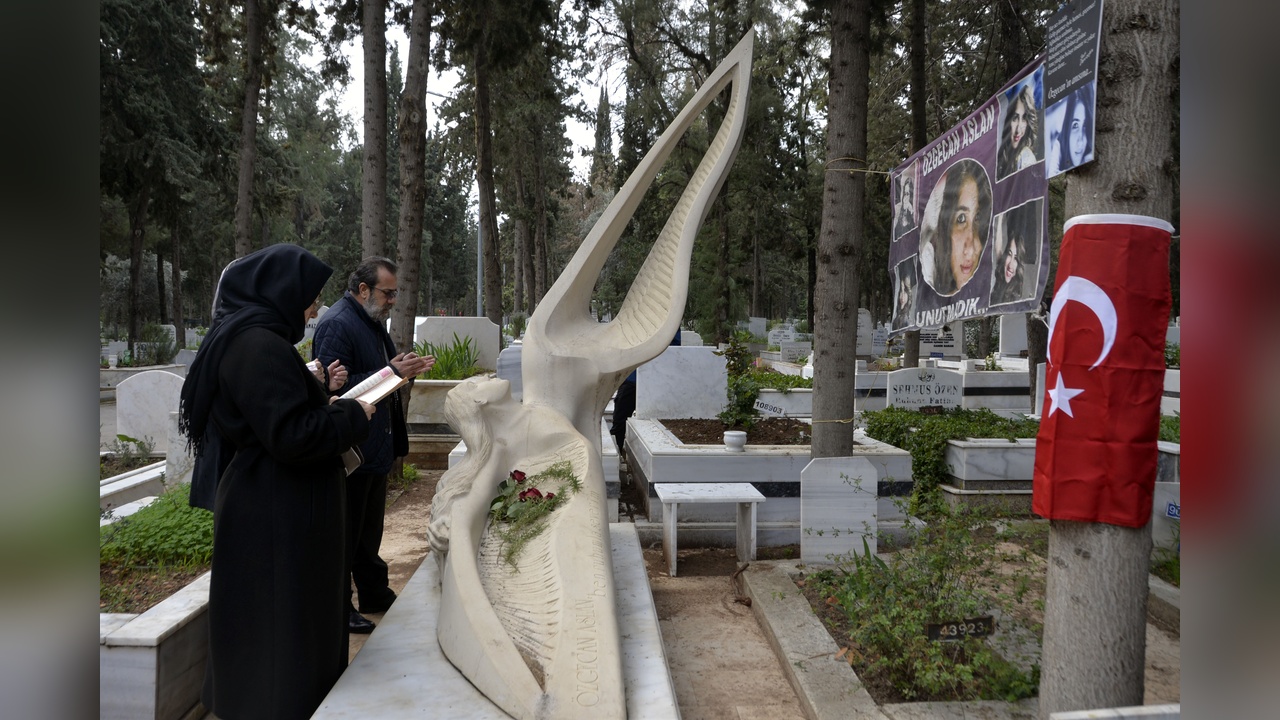 Özgecan Aslan, Mezarı Başında Anma Töreniyle Hatırlandı