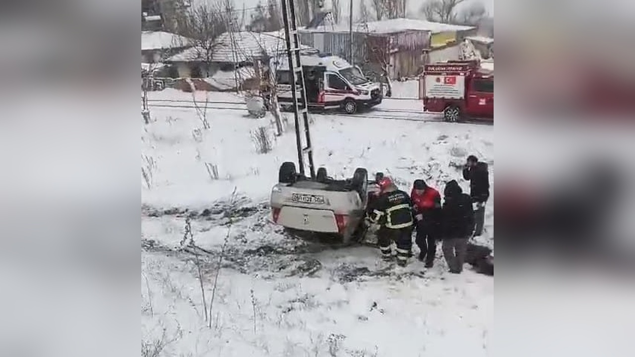 Şarampole Devrilen Otomobilde Üç Kişi Yaralandı