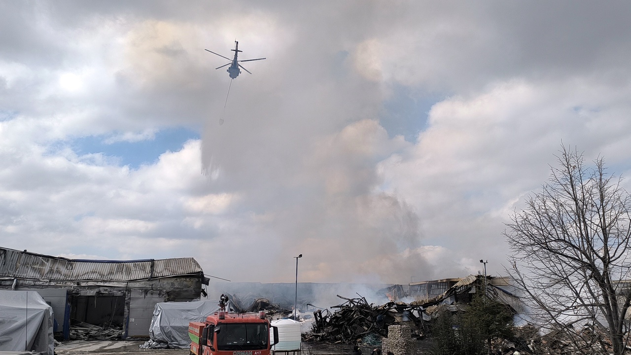 Afyon'daki Orman Ürünleri Fabrikasında Yangınla Mücadele Devam Ediyor