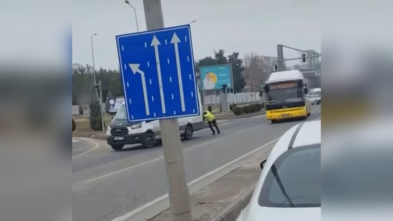 Trafik Polislerinden İlginç Müdahale: Arızalı Minibüs İtildi