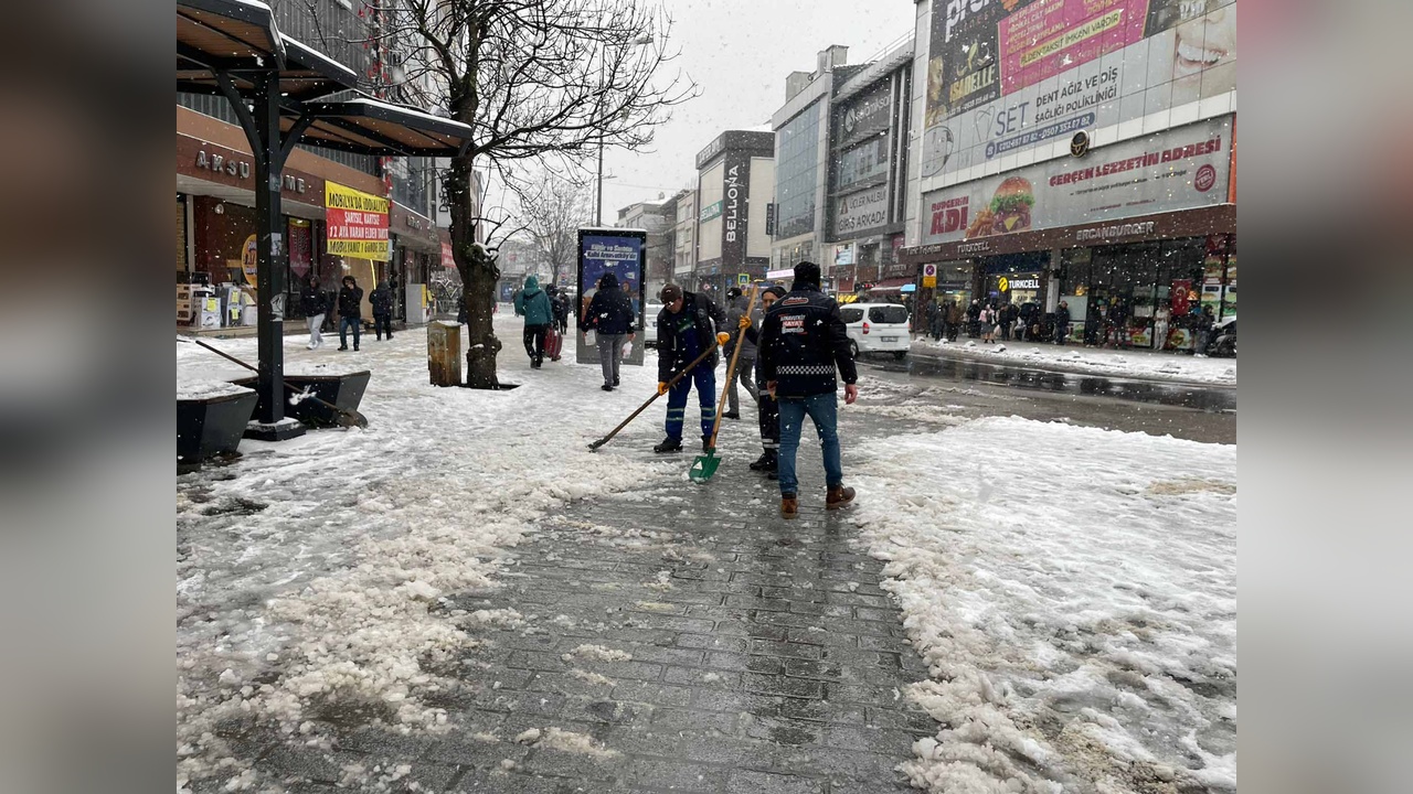 Arnavutköy'de Karla Mücadele Çalışmaları Devam Ediyor