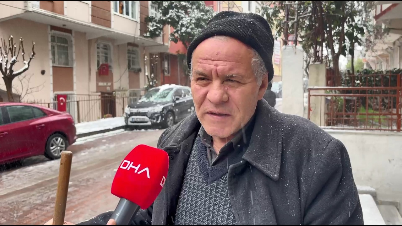 Avcılar'da Kar Yağışı Çocukların Yüzünü Güldürdü