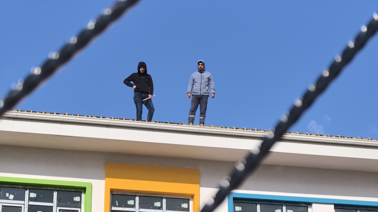 Ücret Sorunu Nedeniyle İnşaat İşçileri Çatıya Çıktı