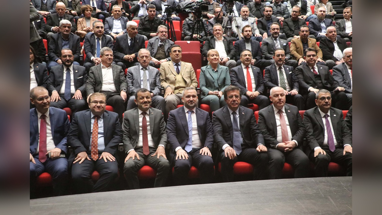 Karahan, Denizli'de İş Dünyası Temsilcileriyle Bir Araya Geldi