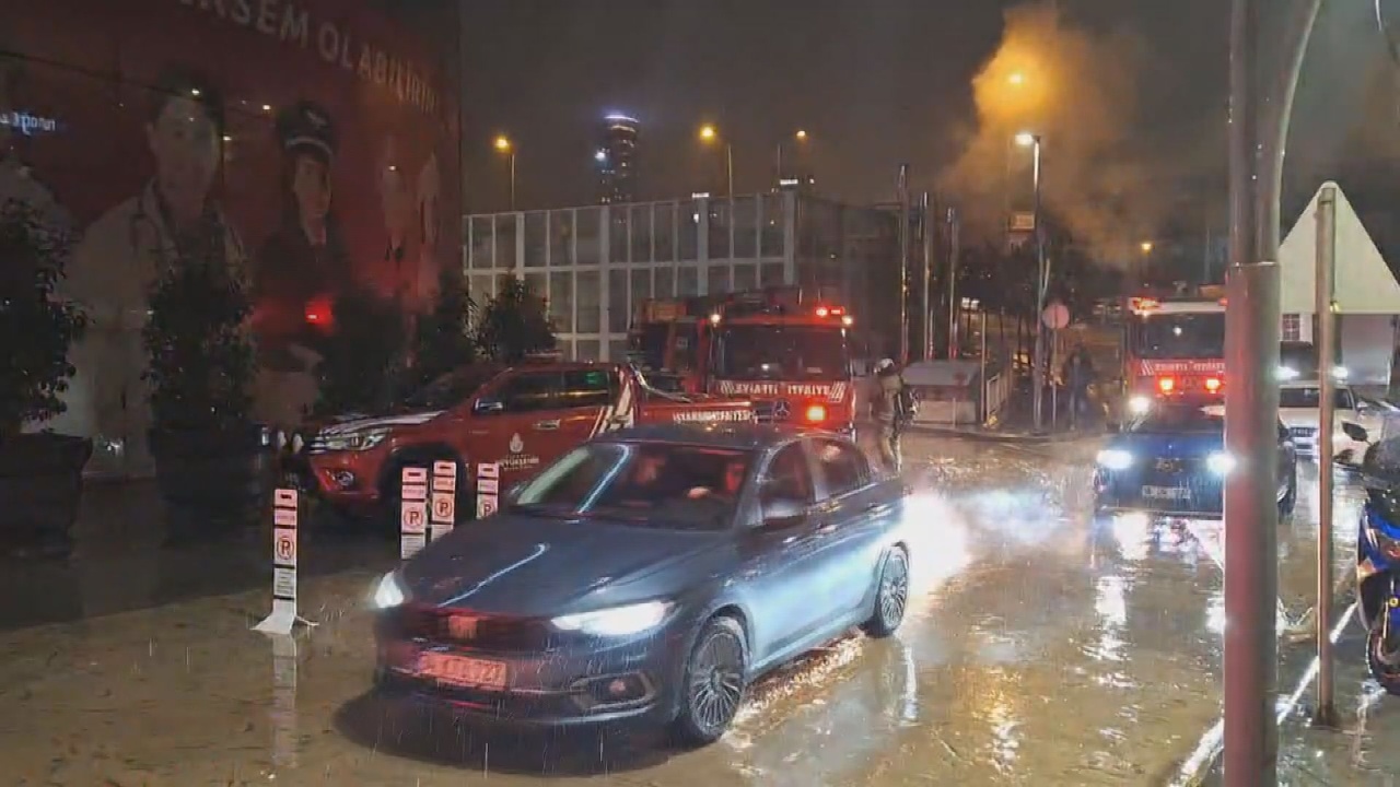 Üsküdar'daki Alışveriş Merkezinde Yangın Paniği