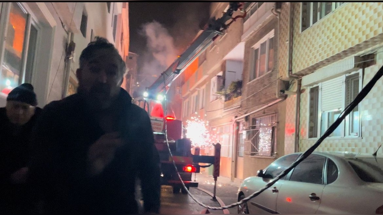 Yangın Elektrik Hattına Sıçradı, Ekipler Tehlike Altında Kaldı