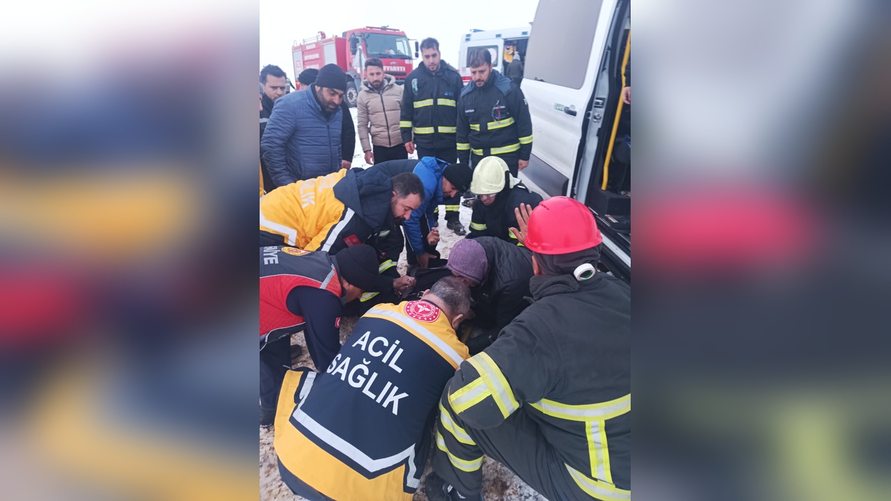 Mardin'de Minibüs ve Kamyonet Çarpışması: 9 Kişi Yaralandı