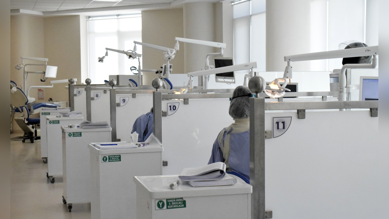 Diş Nakli, İmplantın Doğal Alternatifi Olarak Öne Çıkıyor