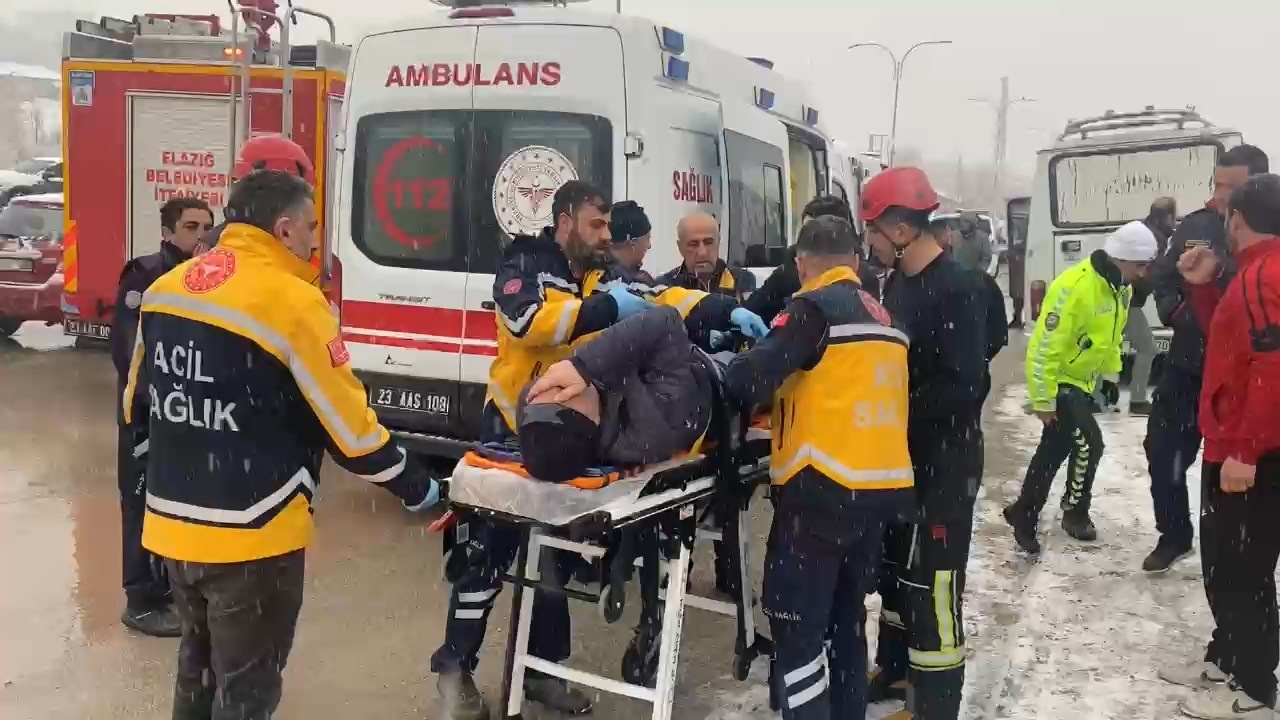 Minibüs Kaygan Yolda İstinat Duvarına Çarptı: 6 Yaralı
