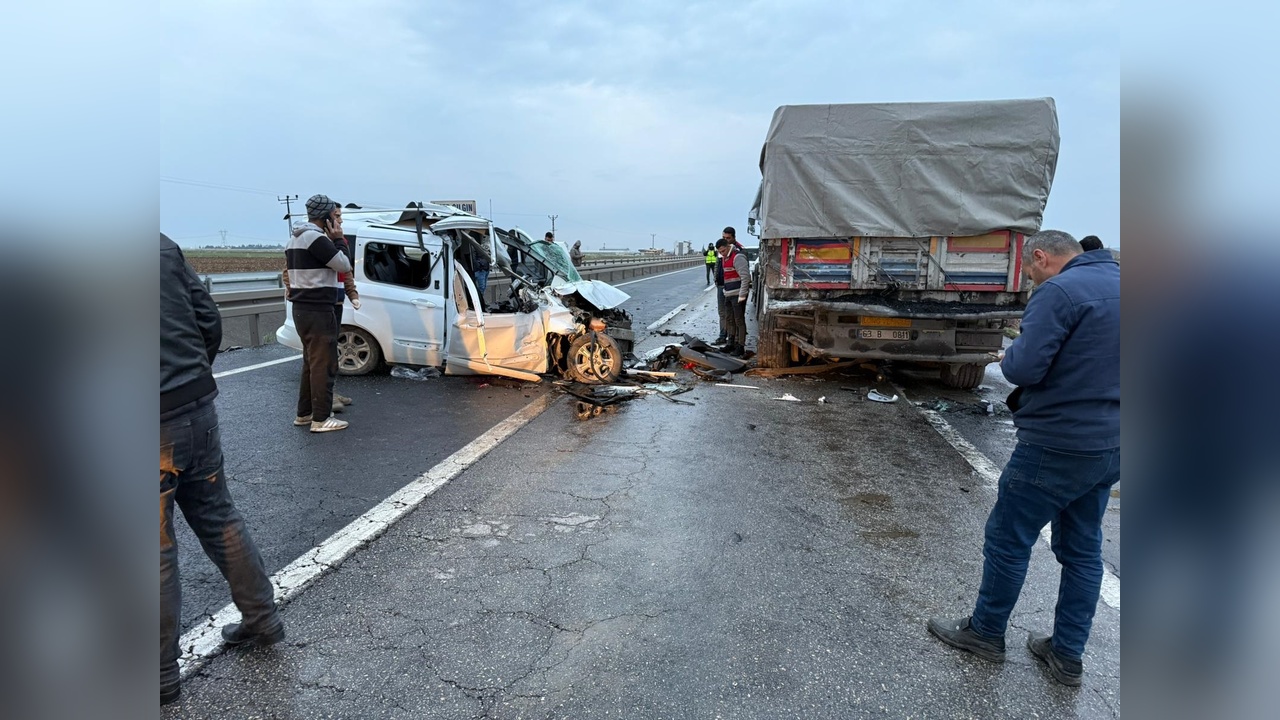 Mardin'de Trafik Kazası: Hafif Ticari Araç Kamyona Çarptı