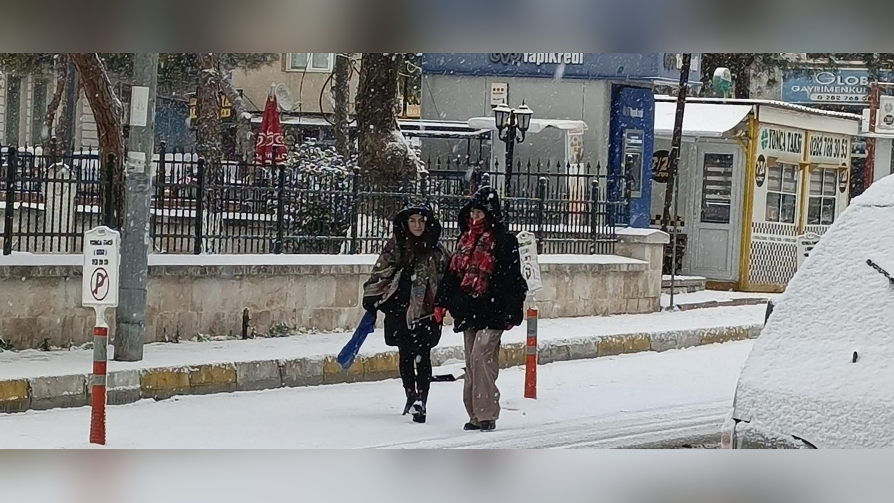 Tekirdağ Saray'da Yoğun Kar Yağışı Etkili Oldu