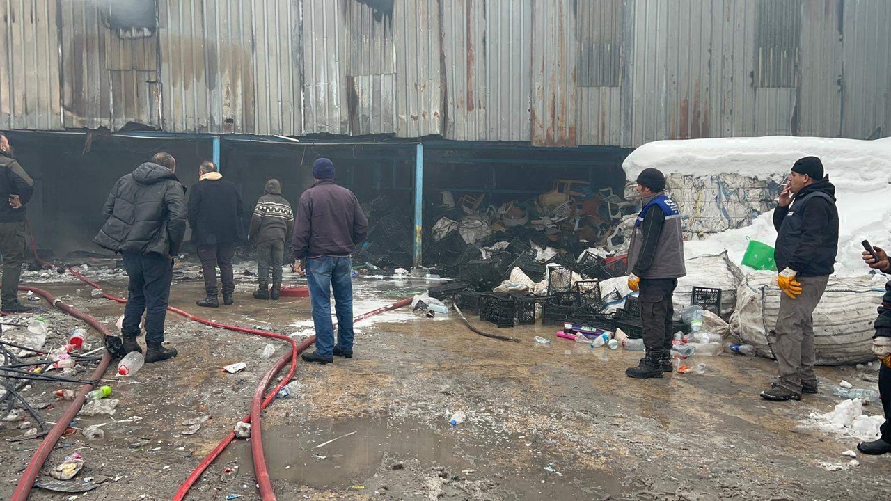 Plastik Geri Dönüşüm Deposunda Yangın Kontrol Altına Alındı
