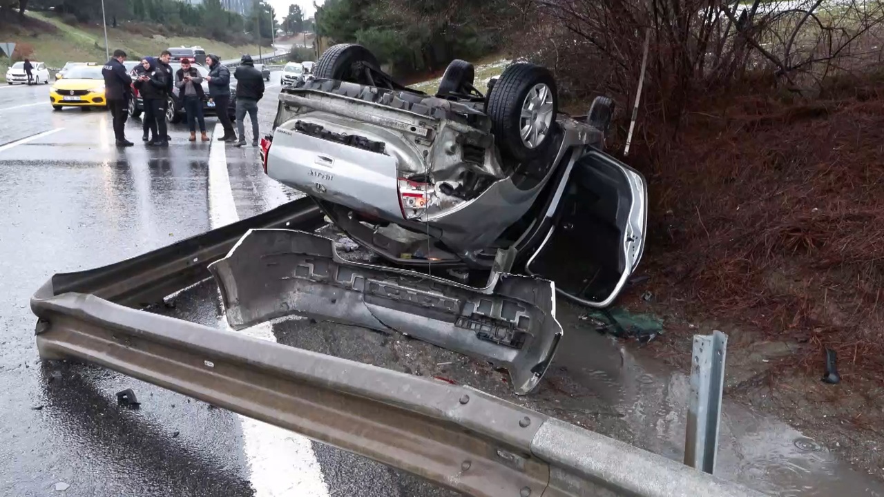Ümraniye'de Otomobil Bariyerlere Çarptı, Takla Attı: Bir Kişi Yaralandı