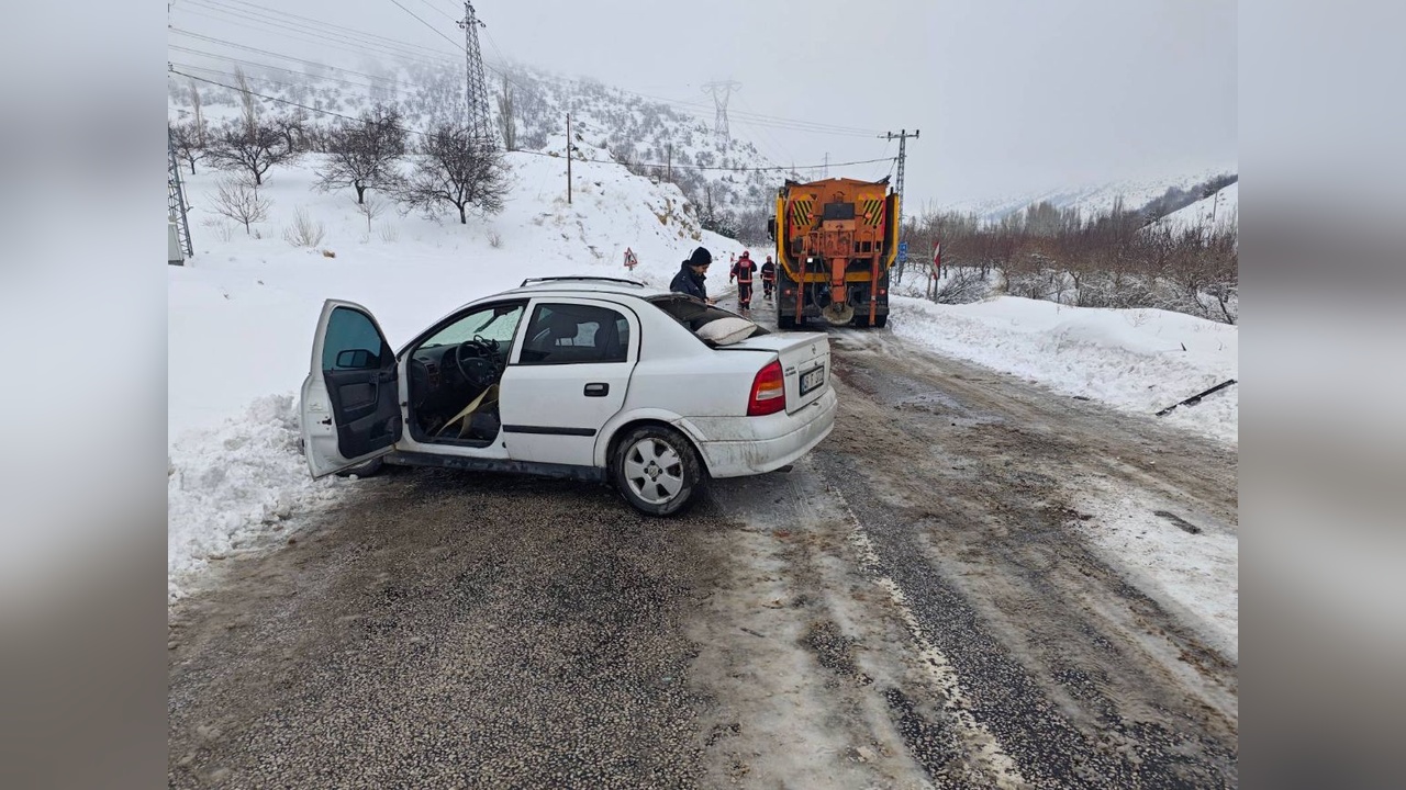 Malatya'da Trafik Kazası: Tuzlama Kamyonuna Çarpan Otomobilde Bir Kişi Hayatını Kaybetti