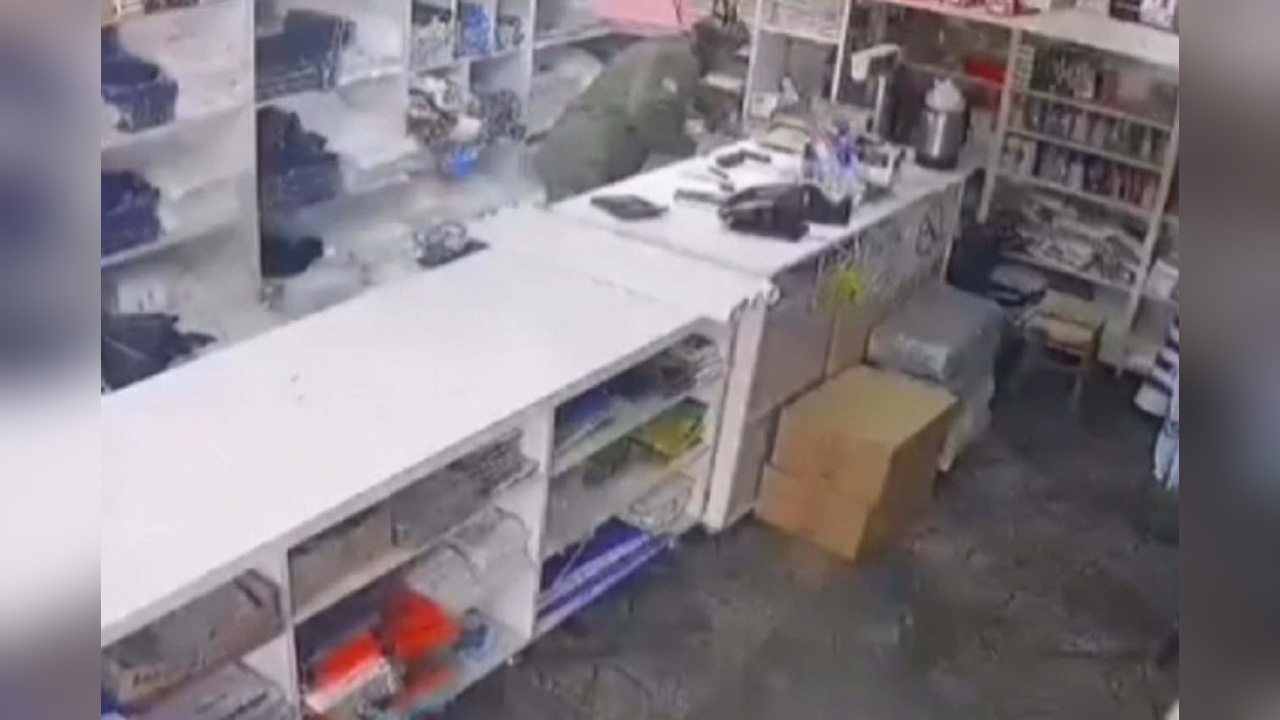 İzinli Çıkan Mahkum Hırsızlık Yaptı, O Anlar Güvenlik Kamerasında