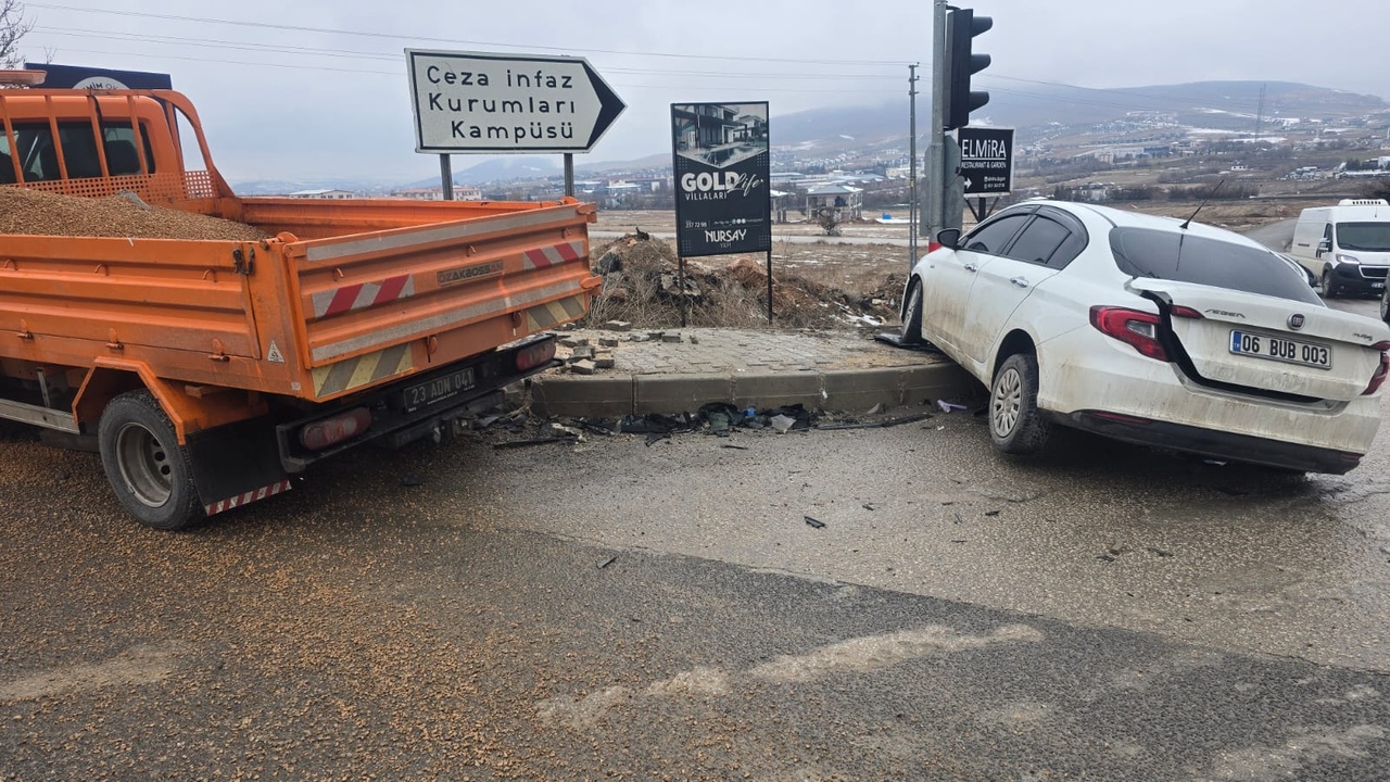 Elazığ'da Trafik Kazası: 5 Kişi Yaralandı