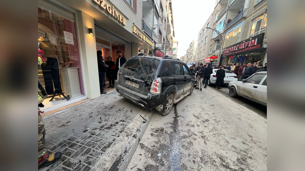 Geri Vitesle Kaza: Yayaya ve Park Halindeki Araçlara Çarpıldı