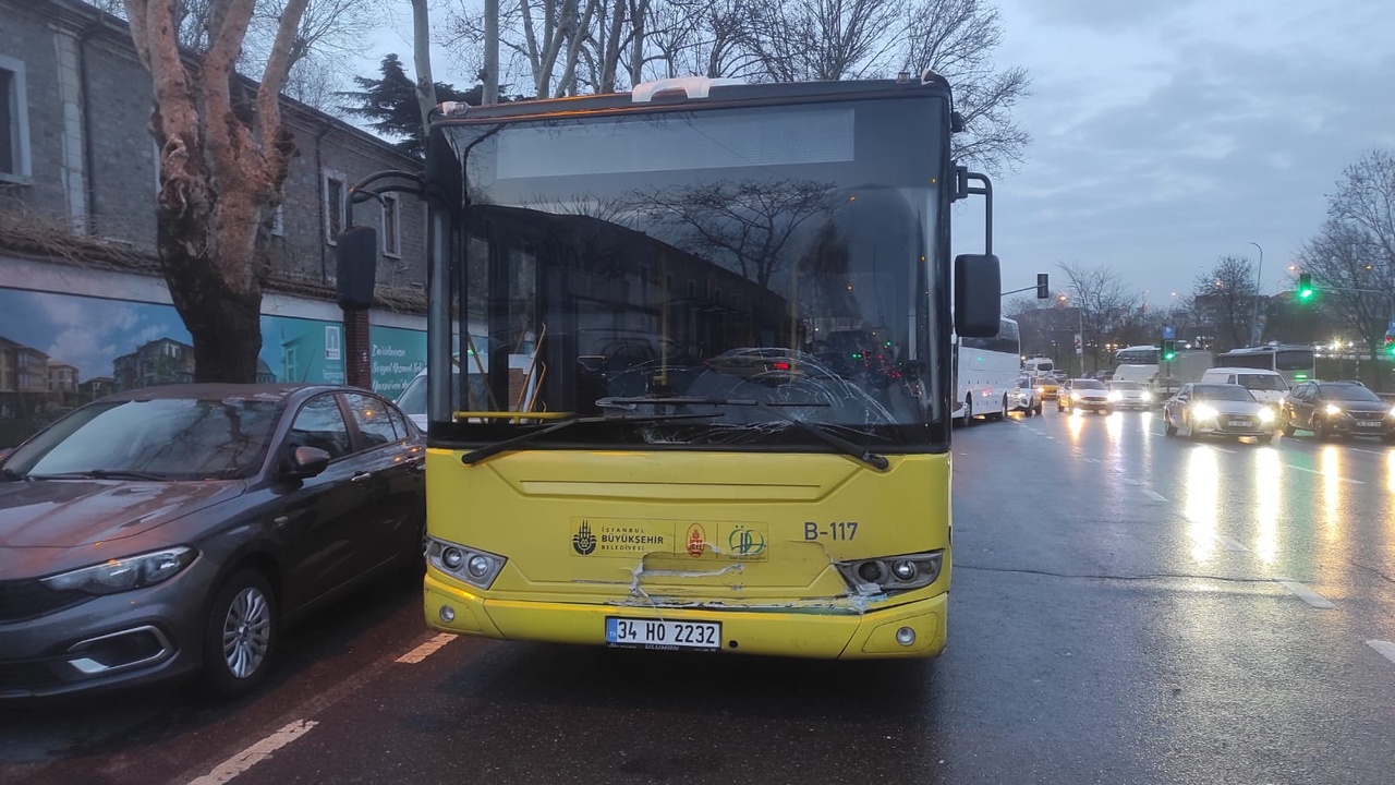 Şişli'de İETT Otobüsü Park Halindeki Araca Çarptı: 2 Yaralı