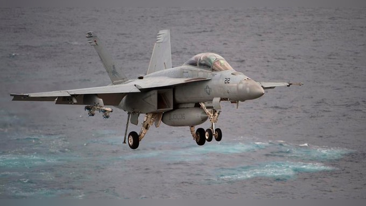 ABD Askeri Uçağı Körfeze Düştü, Pilotlar Kurtarıldı