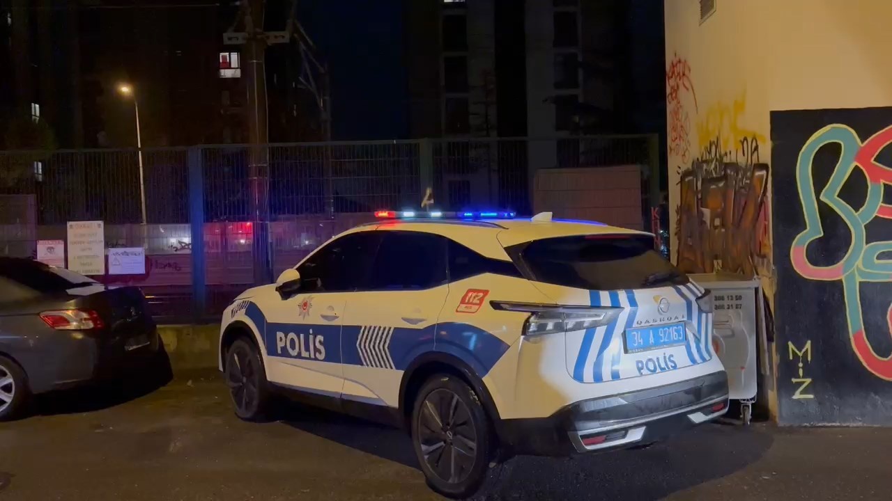 Kadıköy'de İtfaiye Ekipleri Yaşlı Adamı Kurtardı