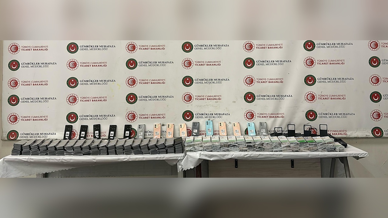 Kapıkule Sınır Kapısı'nda TIR'da 850 Cep Telefonu Yakalandı