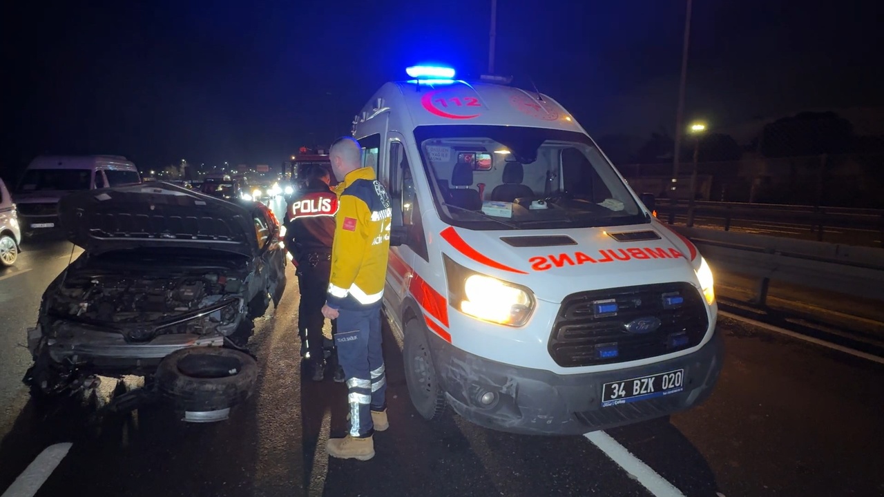 Avcılar'da Kontrol Kaybı Sonucu Trafik Kazası: İki Yaralı