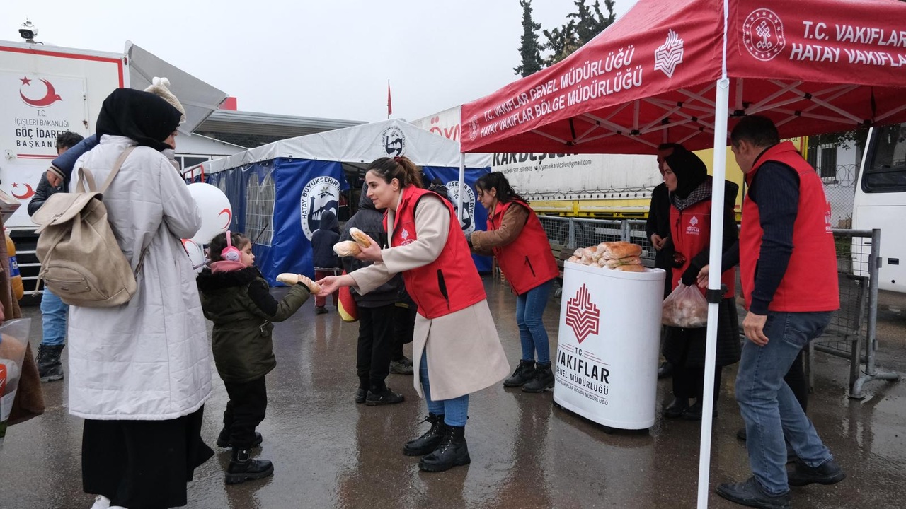 Sınırda Suriyeli Geri Dönüşlerine İkram