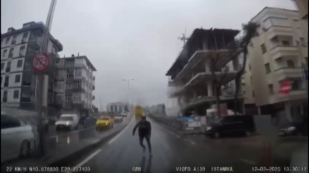 Pendik'te Otobüse Yetişme Çabası Kameralara Yansıdı