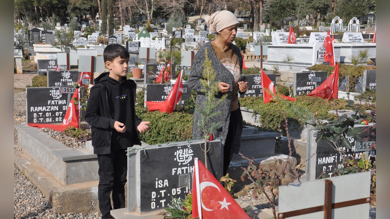 Sevgililer Günü'nde Acı Bir Ziyaret: Depremde Kaybedilen Eşin Mezarı